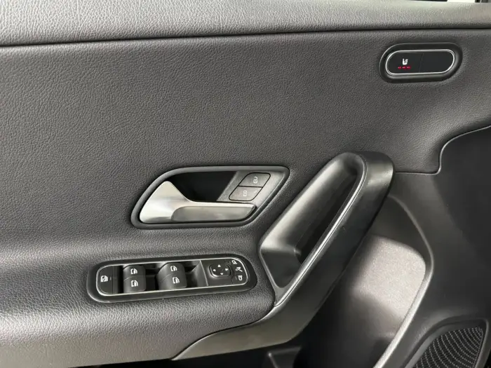 Mercedes-Benz A 180 photo 19